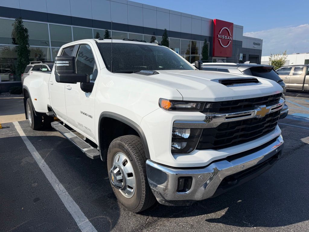 Summit White 2025 Chevrolet Silverado 3500HD Pickup Truck Four-Wheel Drive Automatic