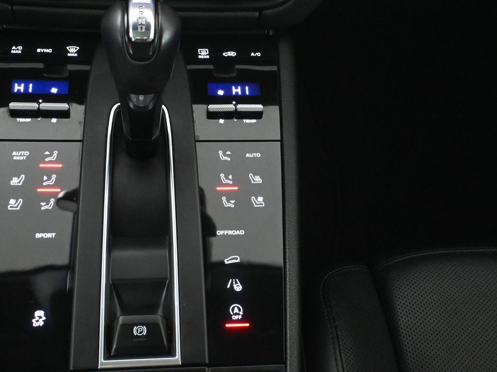 Thumbnail: 2022 Porsche Macan - 26