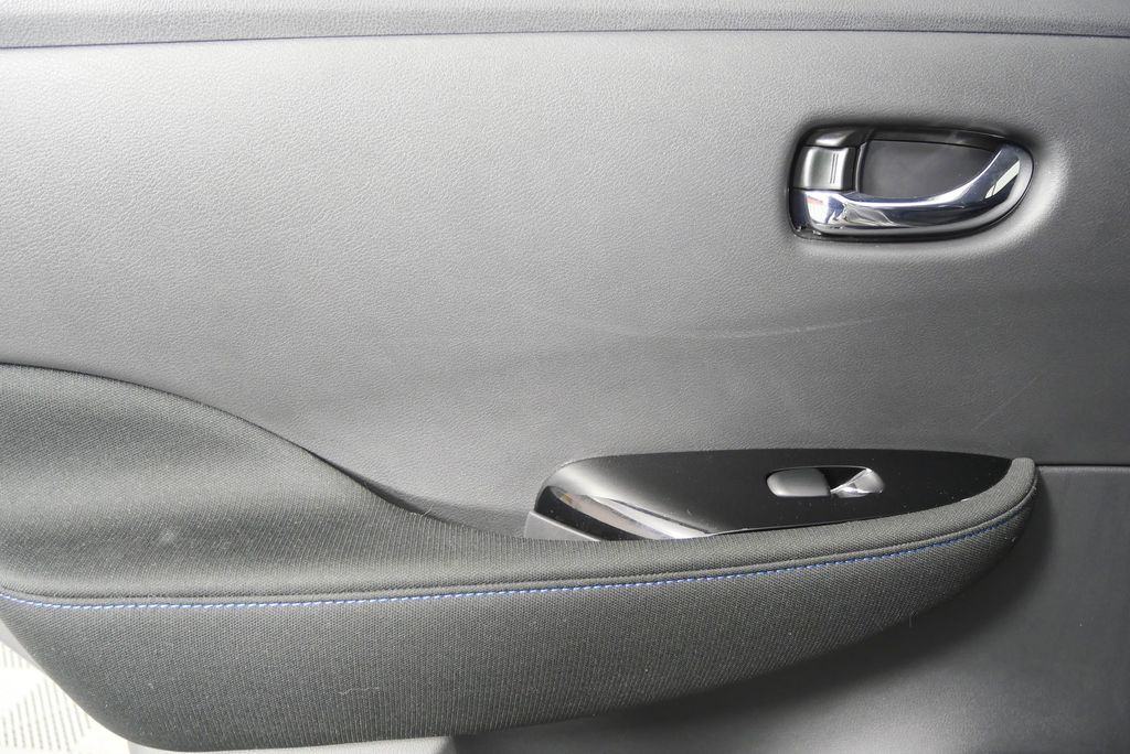 Thumbnail: 2022 Nissan Leaf - 13