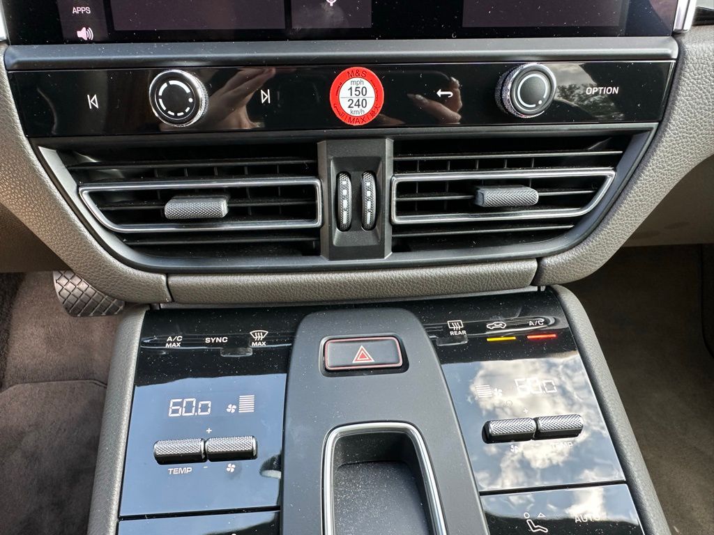 Thumbnail: 2022 Porsche Macan - 24