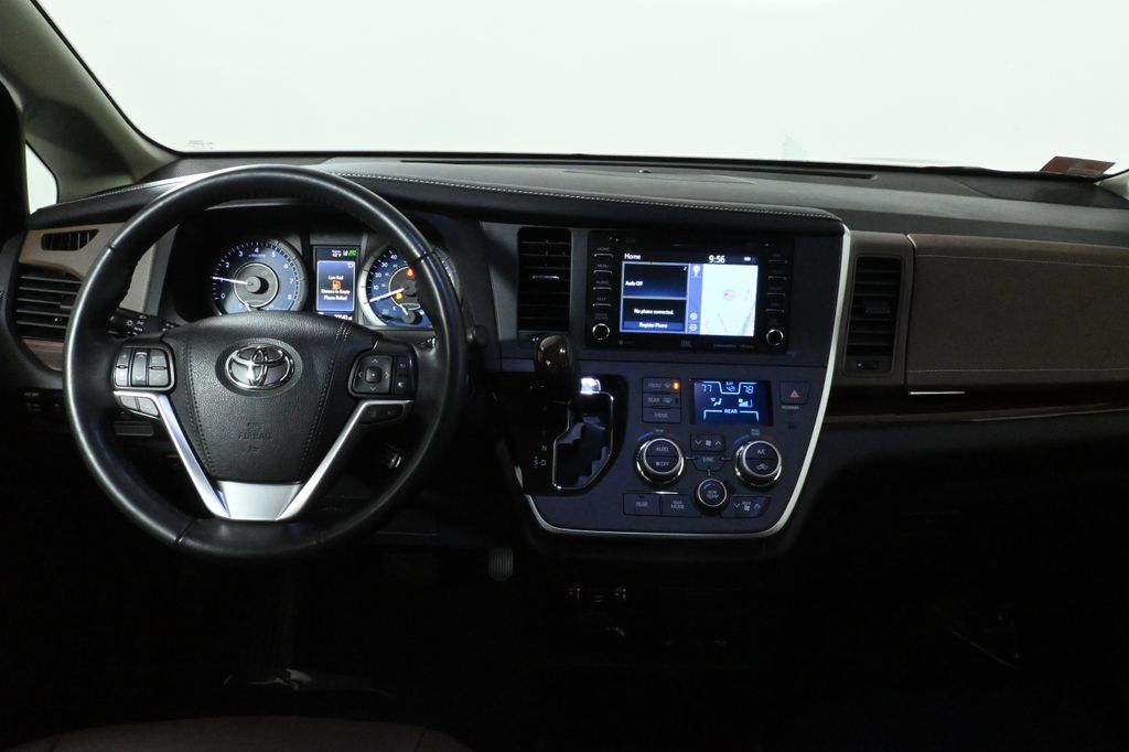 2020 Toyota Sienna SE Premium 18