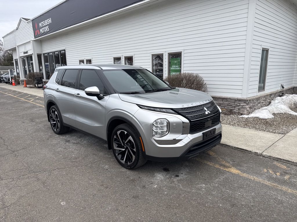 Silver 2022 Mitsubishi Outlander ES S-AWC SUV / Crossover All-Wheel Drive Continuously Variable Transmission