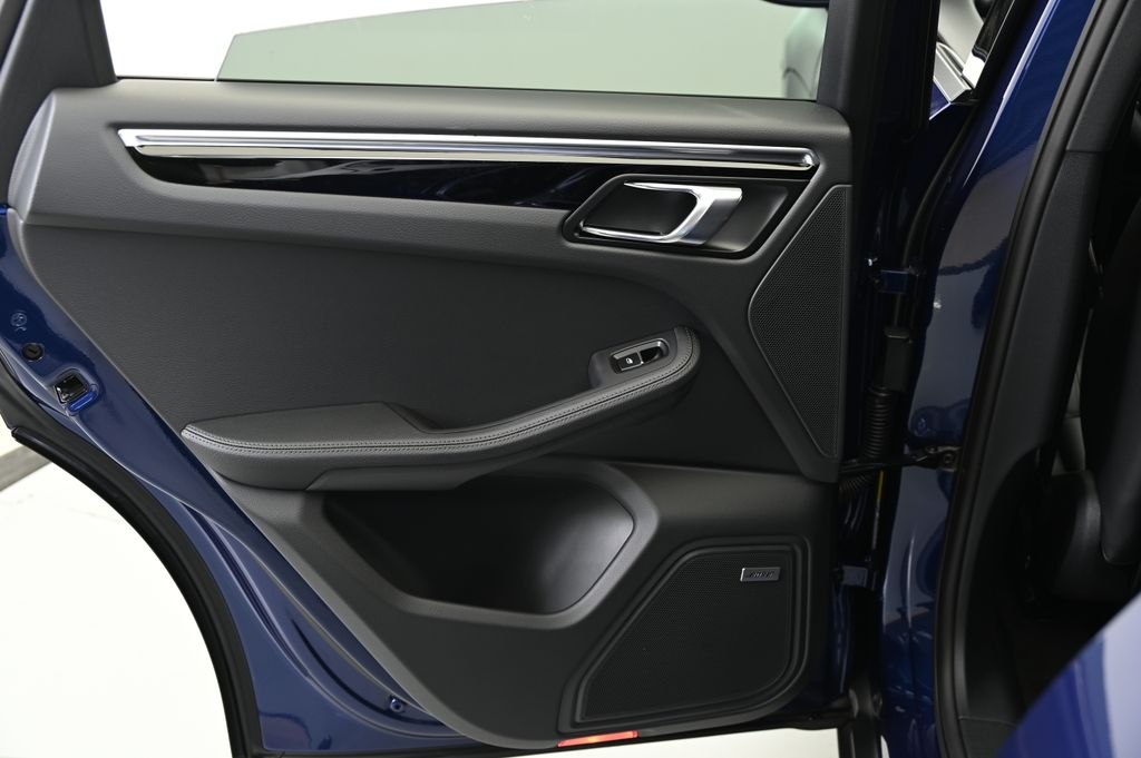 Thumbnail: 2025 Porsche Macan - 28