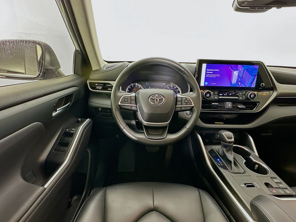 2023 Toyota Highlander XLE 23