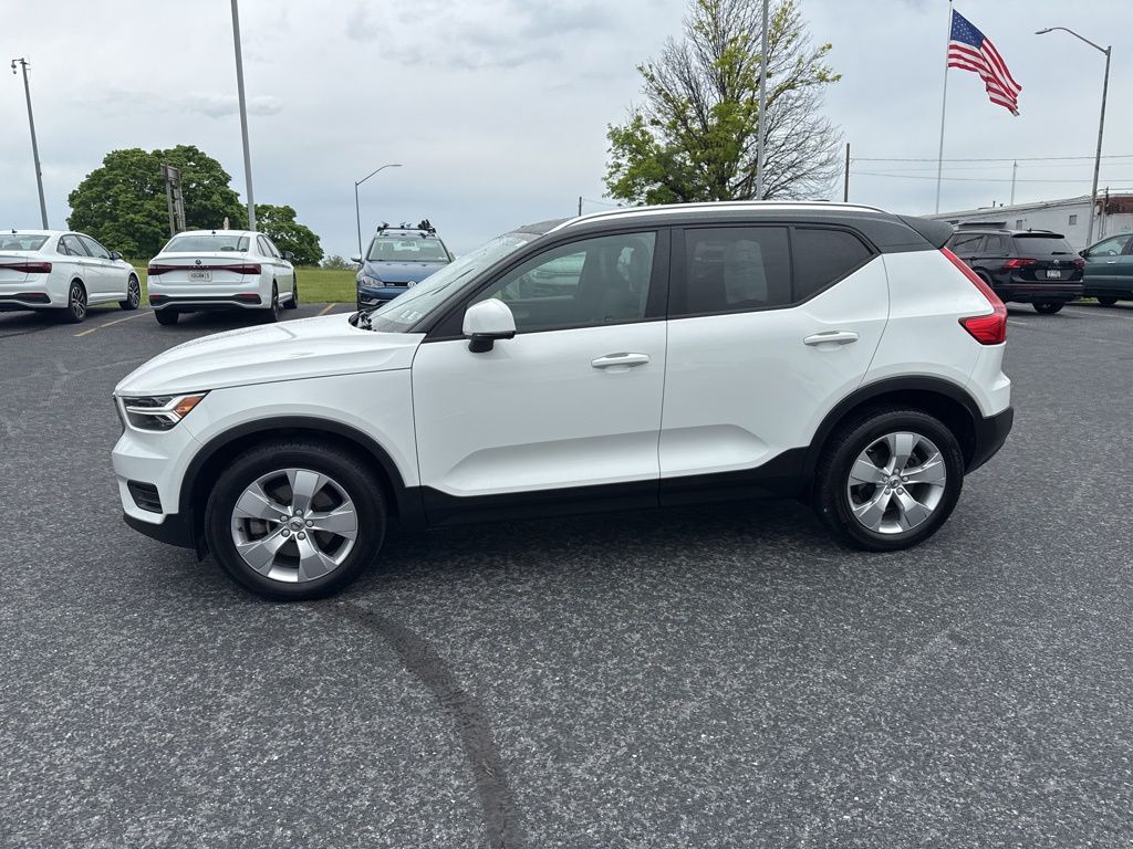 2020 Volvo XC40 Momentum White at Sutliff Volkswagen
