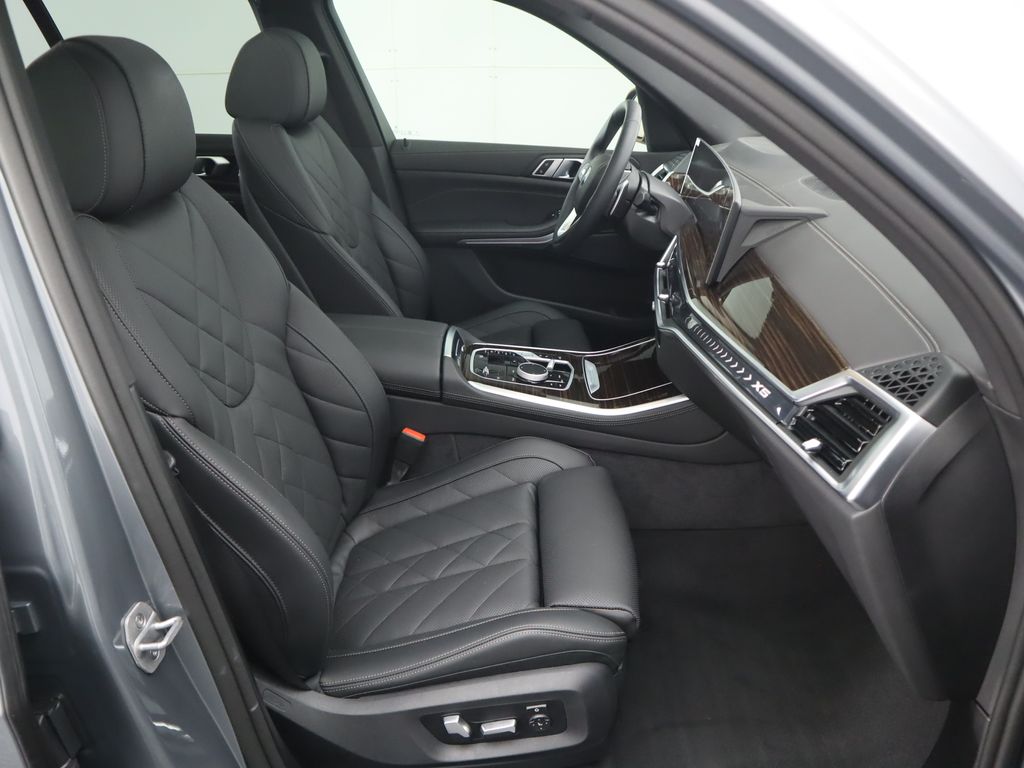 Thumbnail: 2025 BMW X5 - 21