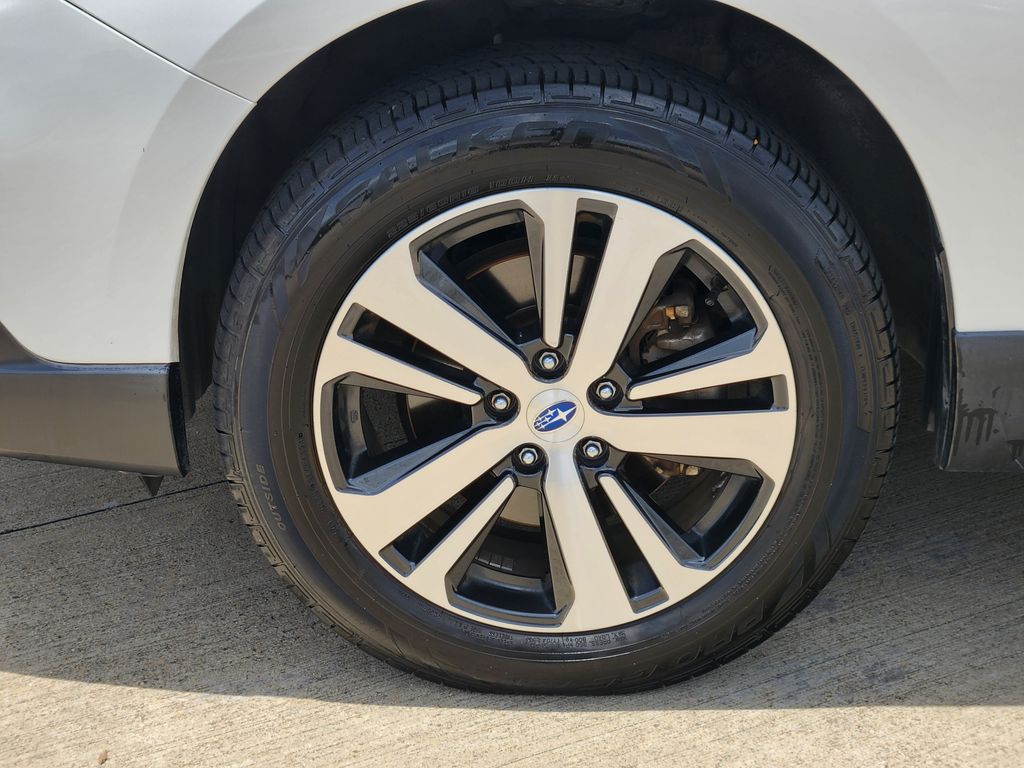 2019 Subaru Outback 2.5i White at Legacy Ford