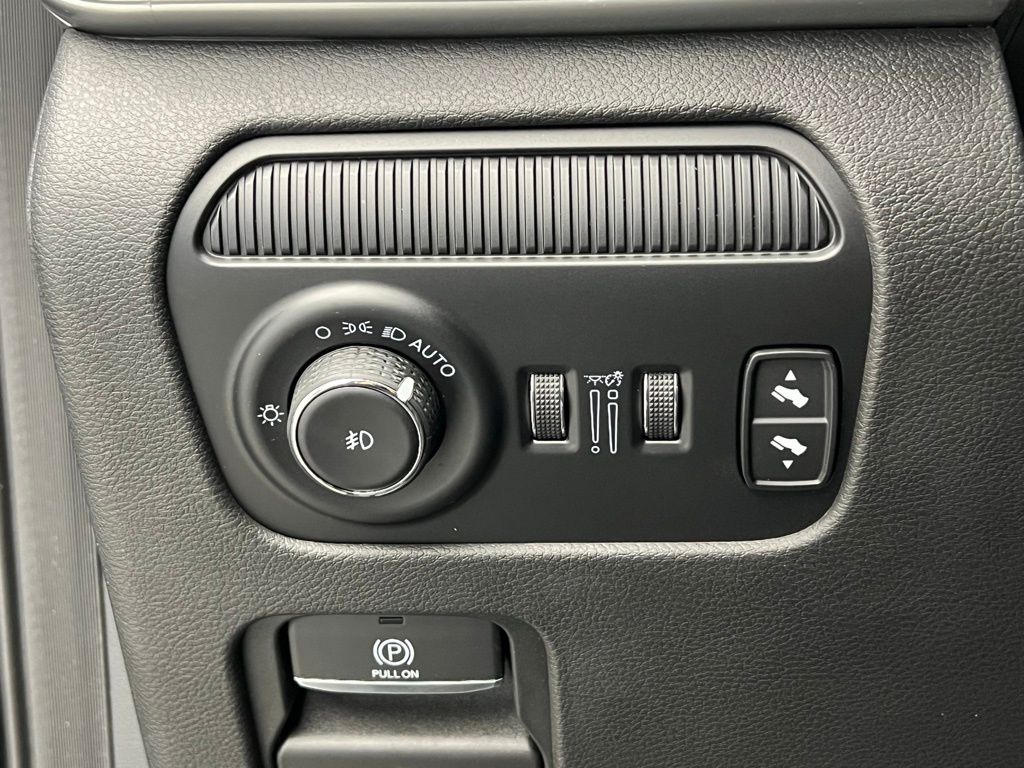 Thumbnail: 2023 Jeep Wagoneer - 21