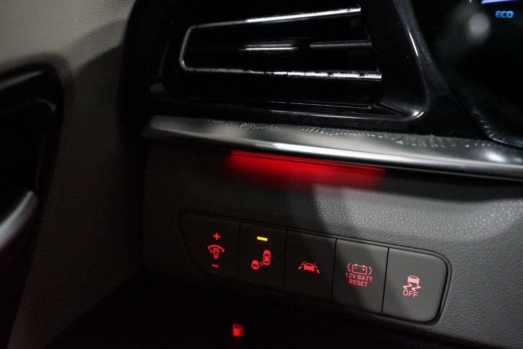 Thumbnail: 2020 Kia Niro - 24