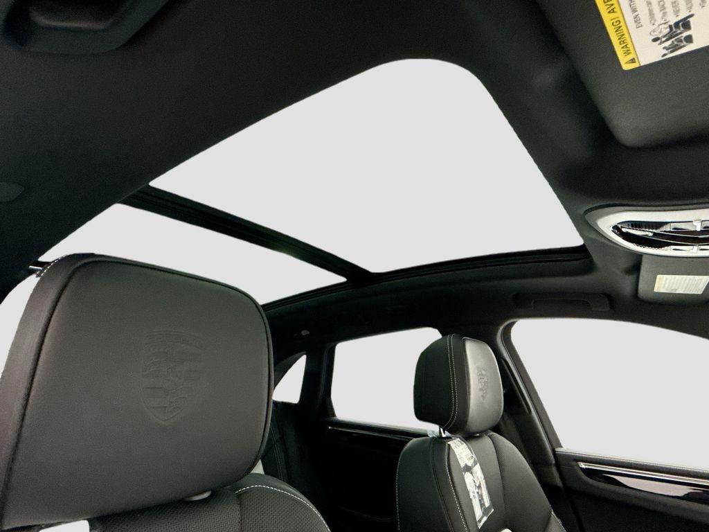 Thumbnail: 2026 Porsche Macan - 21