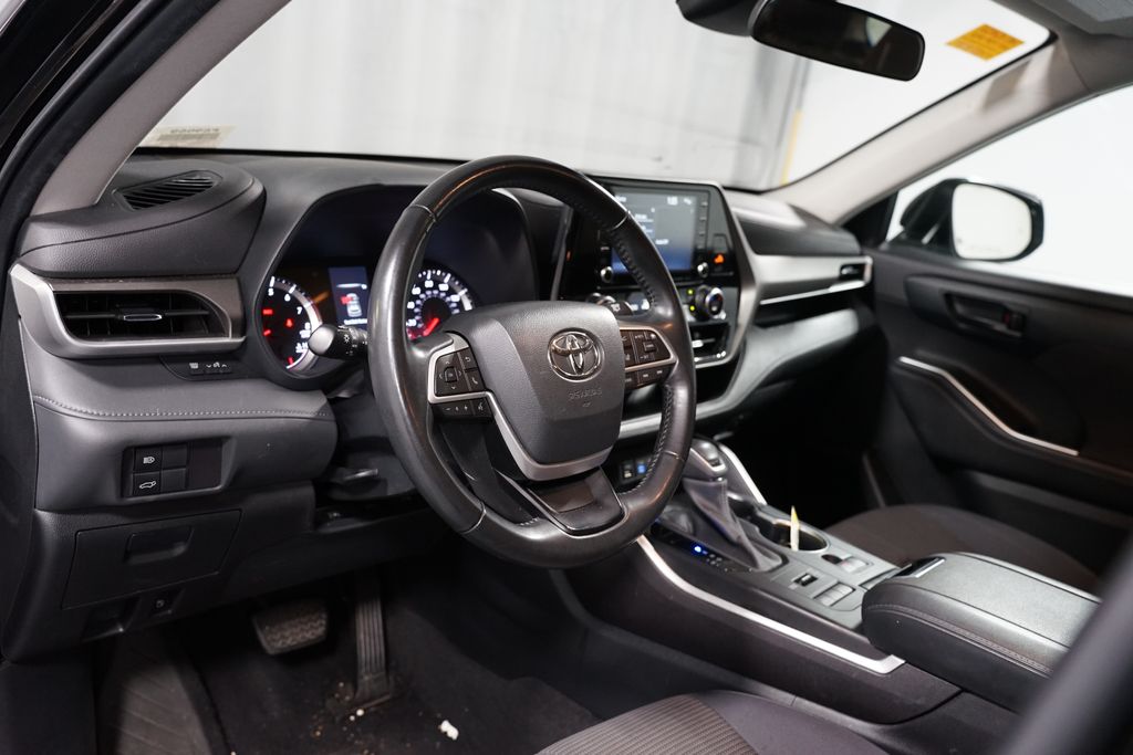 Thumbnail: 2022 Toyota Highlander - 7