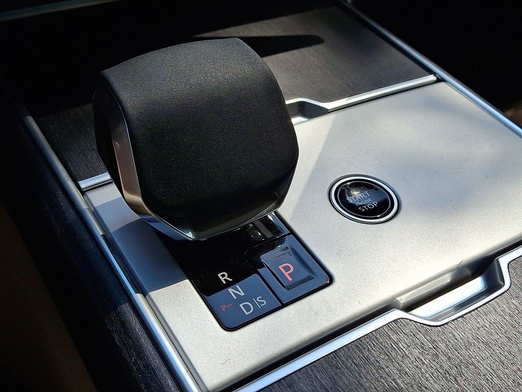 2025 Land Rover Range Rover SE 9