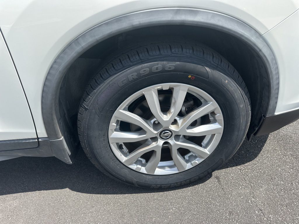 2018 Pearl White Nissan Rogue SV FWD SUV