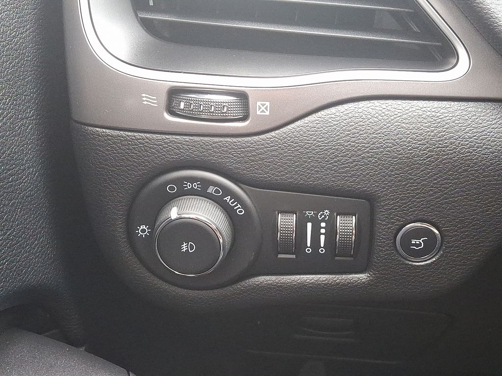 Thumbnail: 2021 Jeep Cherokee - 24