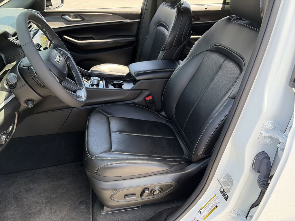 Used 2025 Jeep Grand Cherokee SUV