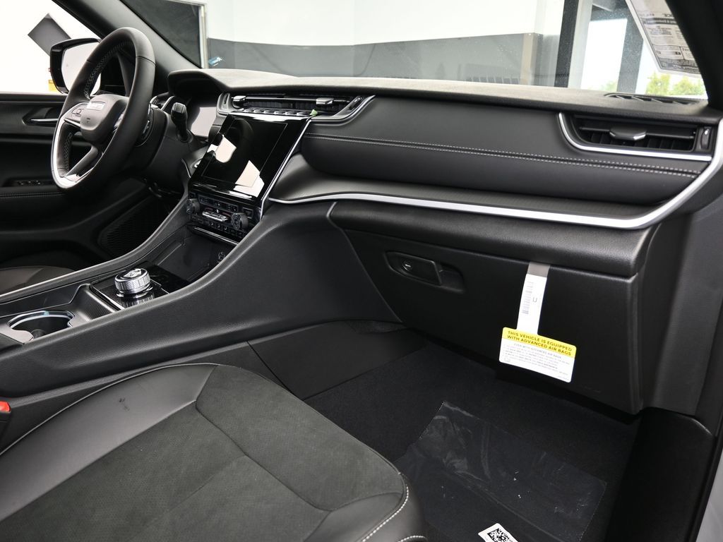 New 2025 Silver Zynith Jeep Laredo image 39