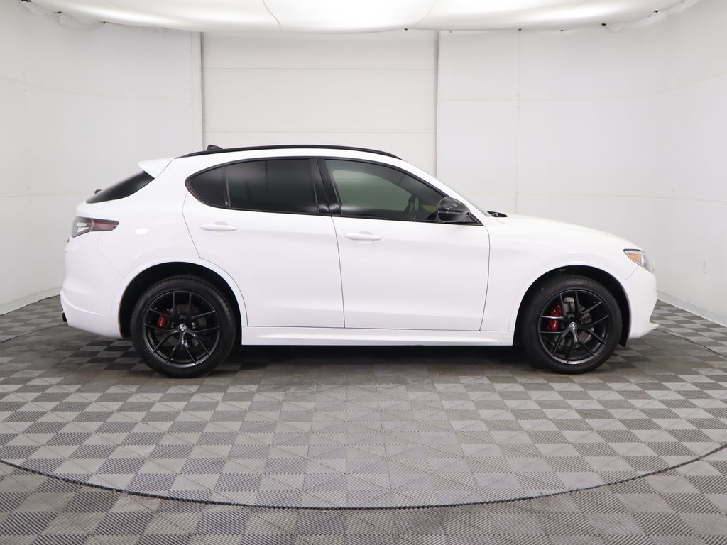 Thumbnail: 2021 Alfa Romeo Stelvio - 4