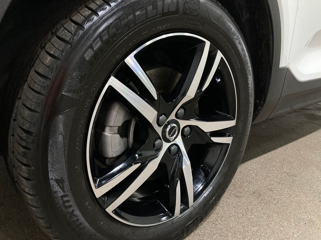 2025 Volvo XC40 B5 Core Bright Theme