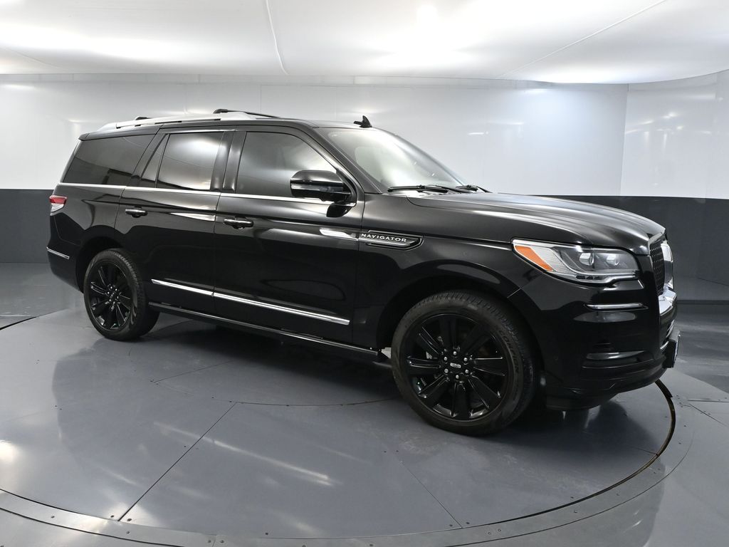 Infinite Black Metallic Clearcoat 2024 Lincoln Navigator SUV / Crossover Four-Wheel Drive Automatic