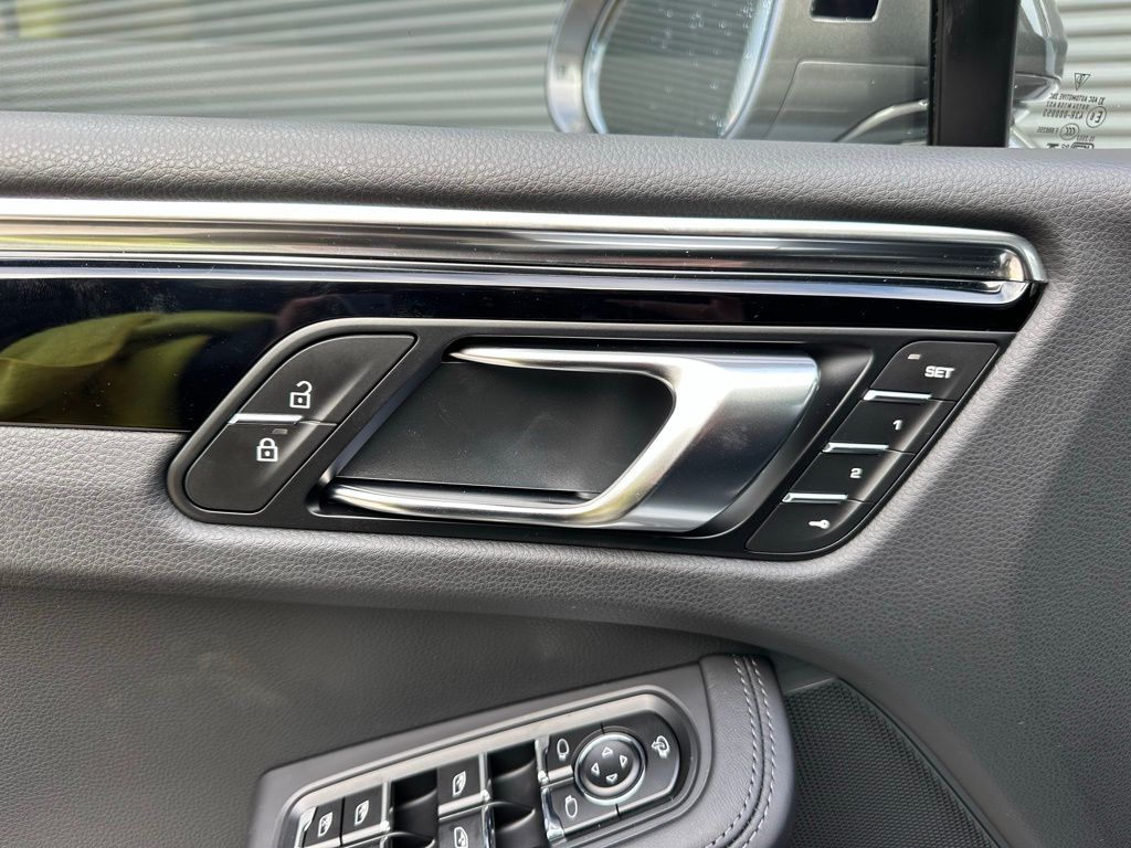 Thumbnail: 2026 Porsche Macan - 20