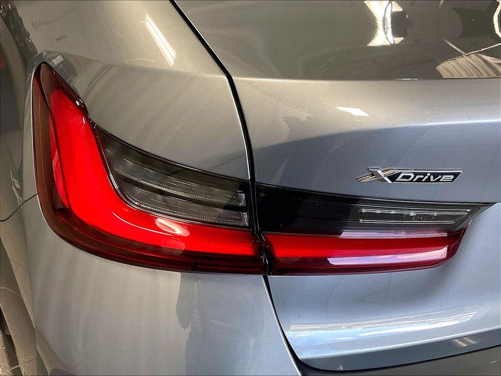 2025 BMW 3 Series — photo 33