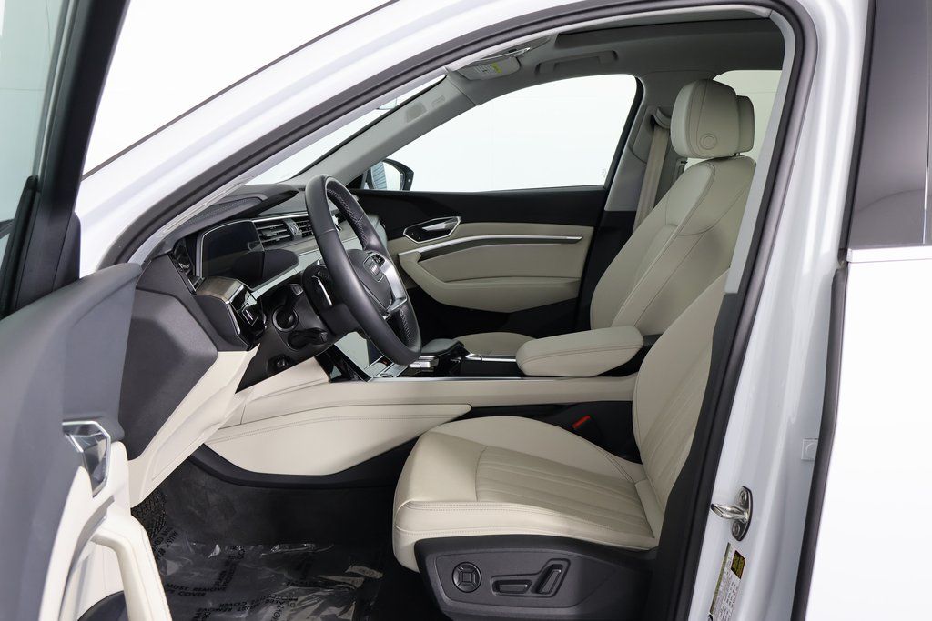 Thumbnail: 2023 Audi e-tron - 10