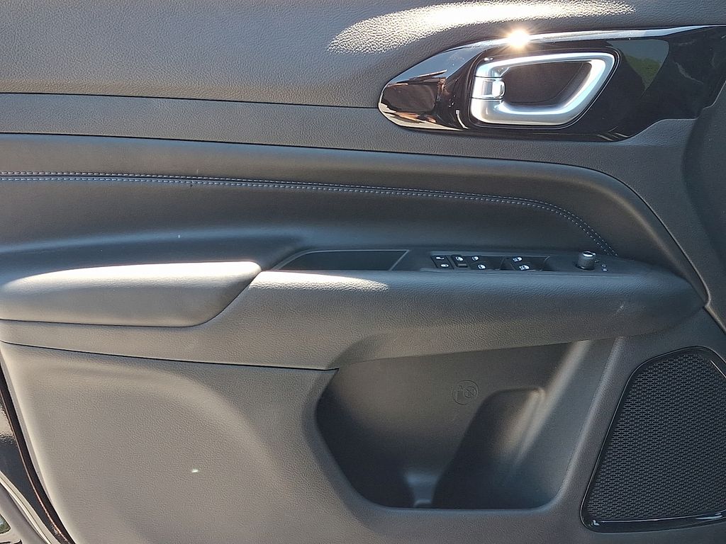 2026 Jeep Compass — photo 8