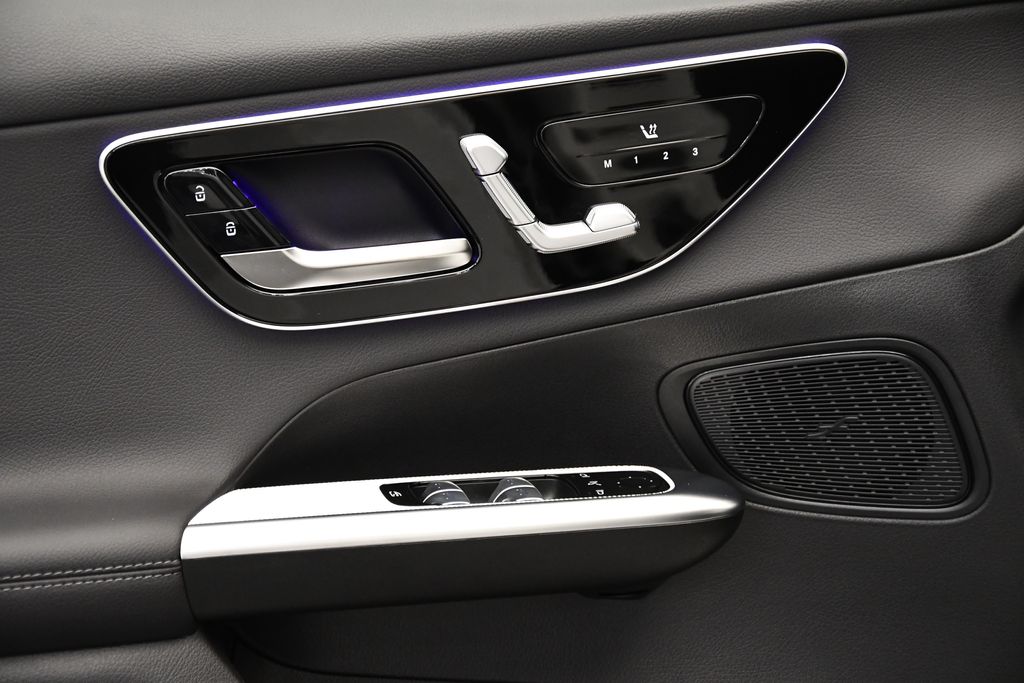 Thumbnail: 2025 Mercedes-Benz GLC - 32