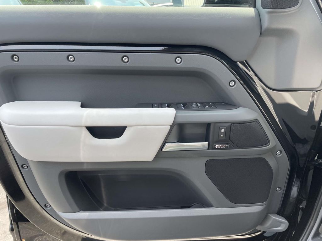 New 2026 Black Land Rover X-Dynamic SE image 32