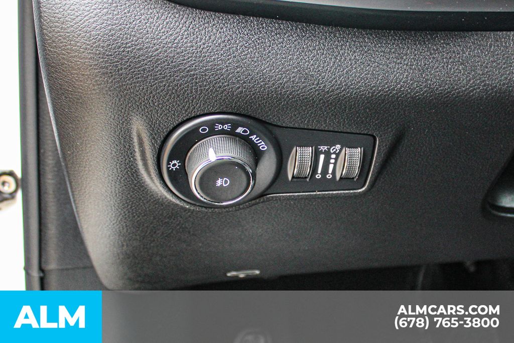 Used 2025 White Jeep Limited image 31