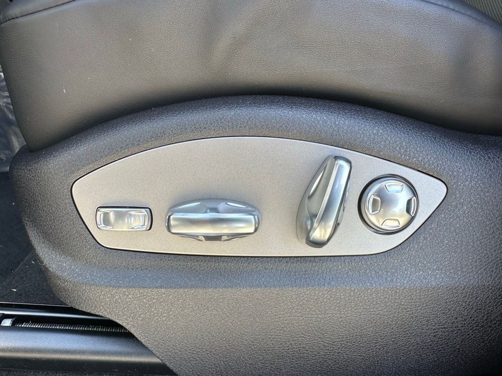 Thumbnail: 2026 Porsche Macan - 19