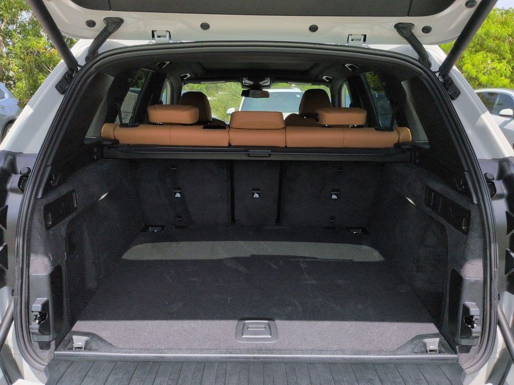 New 2026 White BMW xDrive40i image 13