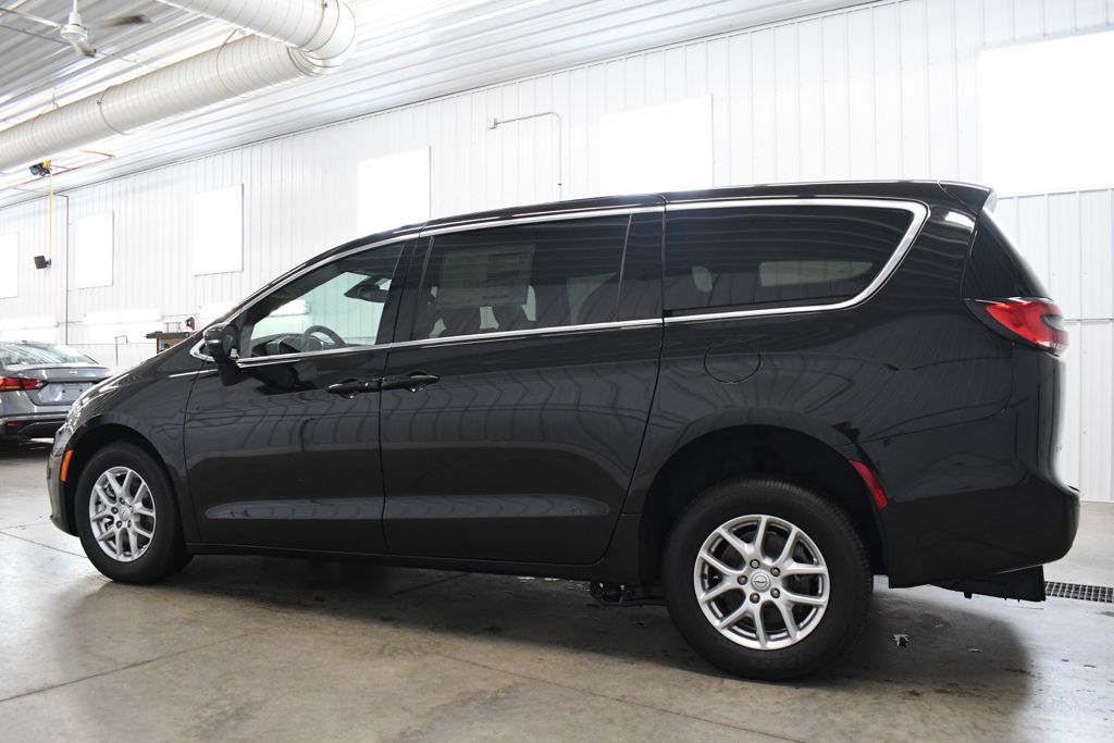 Used 2026 Black Chrysler Select image 5