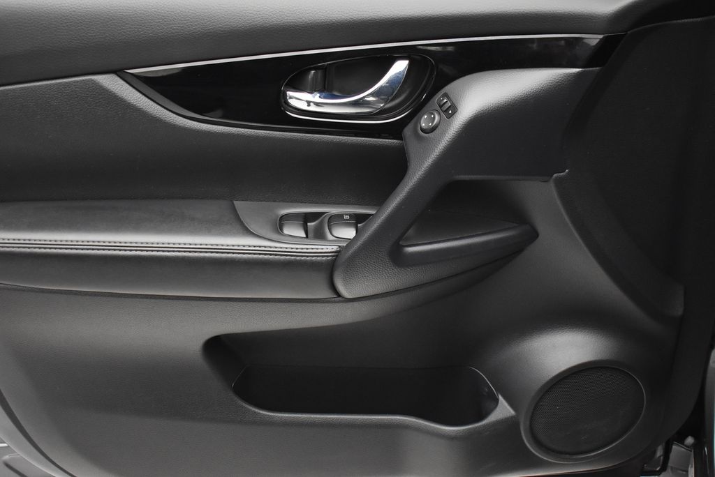 Thumbnail: 2021 Nissan Rogue Sport - 11