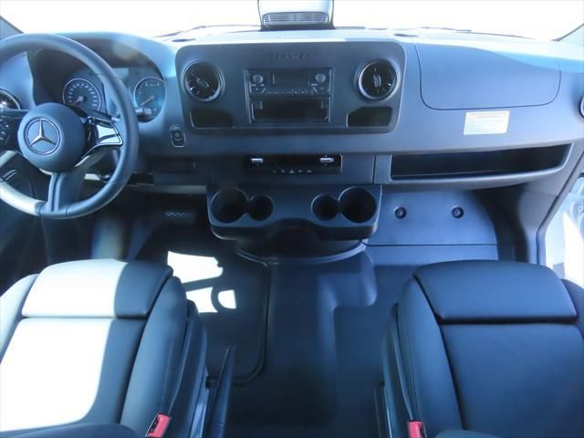 Thumbnail: 2025 Mercedes-Benz Sprinter - 14