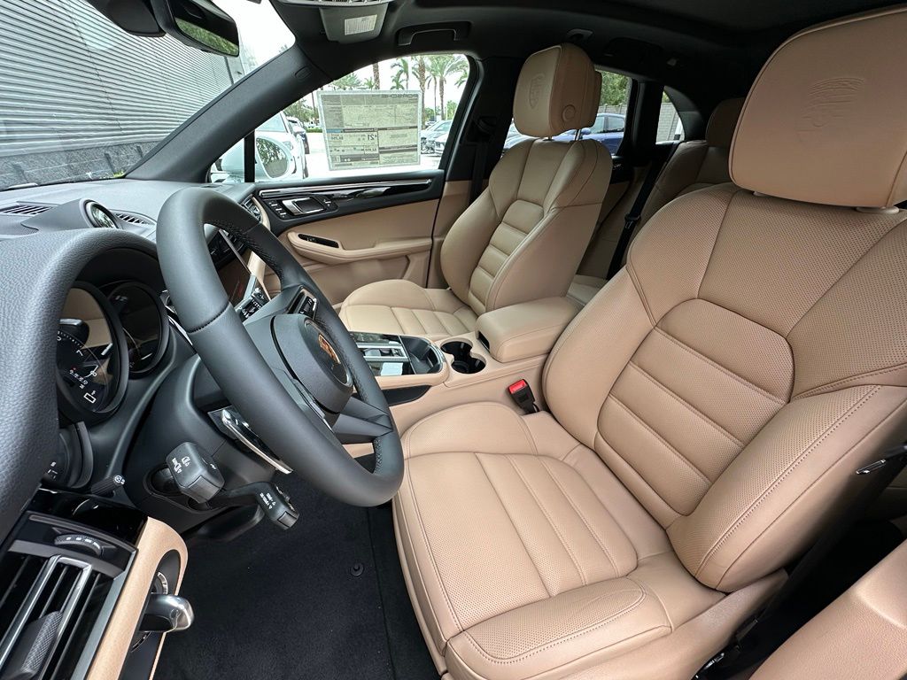 Thumbnail: 2026 Porsche Macan - 5