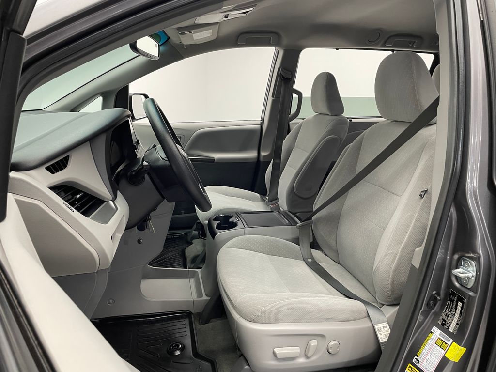 Thumbnail: 2017 Toyota Sienna - 13