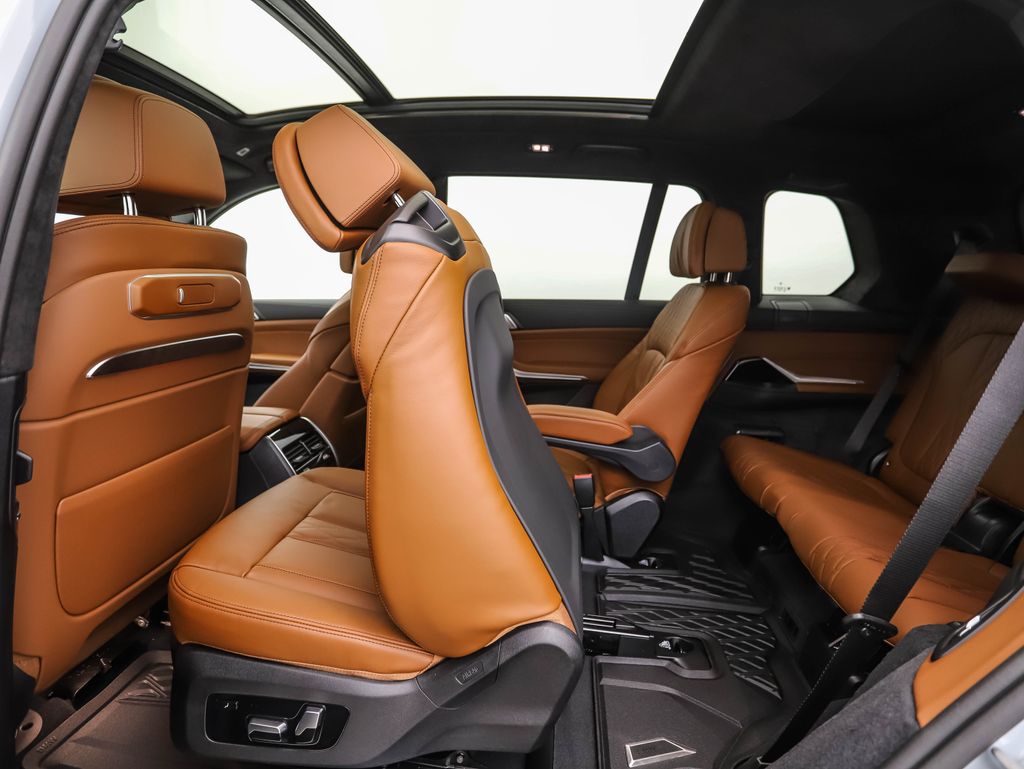 Thumbnail: 2026 BMW X7 - 25