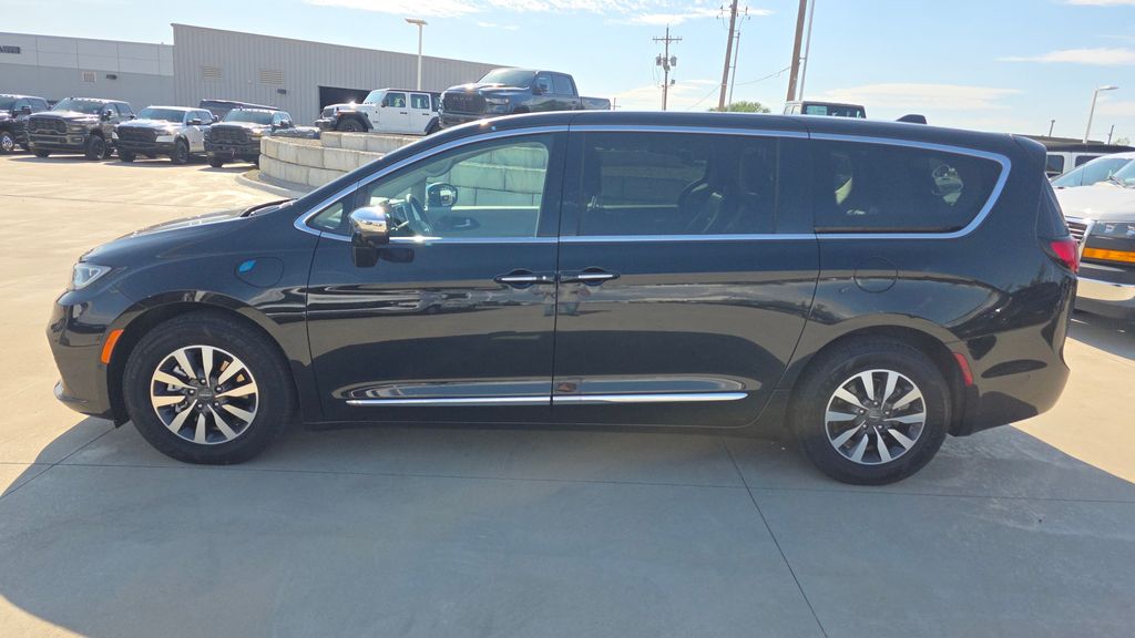 Used 2022 Chrysler Pacifica Hybrid Limited with VIN 2C4RC1S70NR207905 for sale in Lawrence, KS