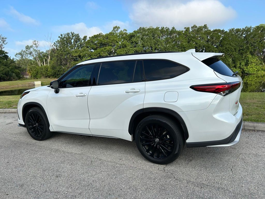 Thumbnail: 2023 Toyota Highlander - 4