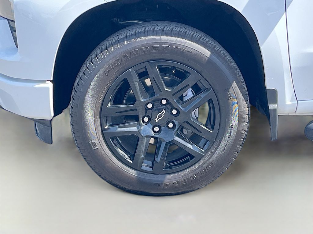 Used 2025 White Chevrolet Custom image 29