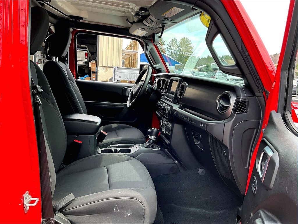 2023 Jeep Wrangler — photo 14