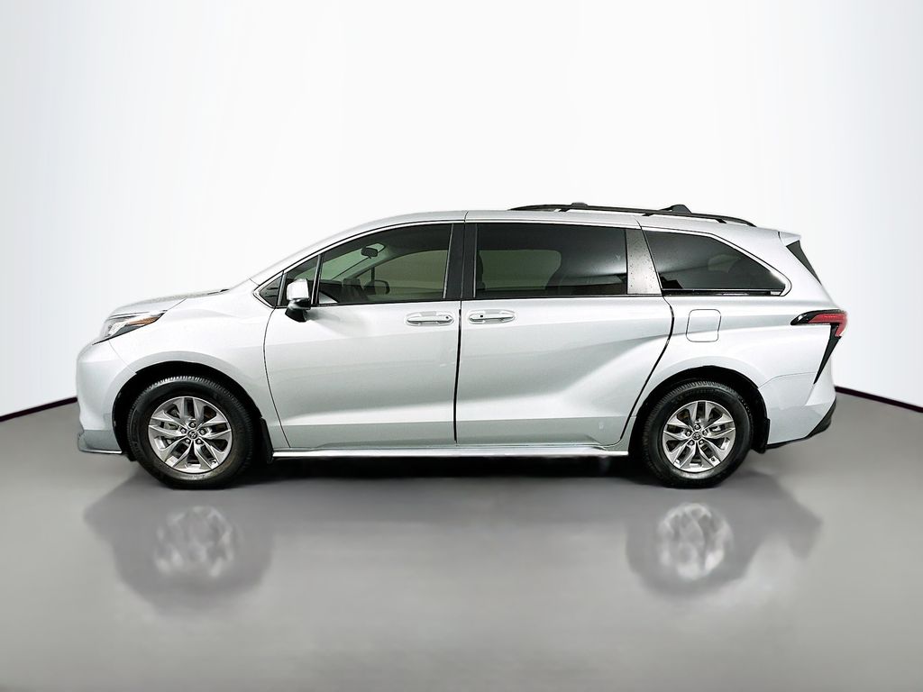 Thumbnail: 2022 Toyota Sienna - 8