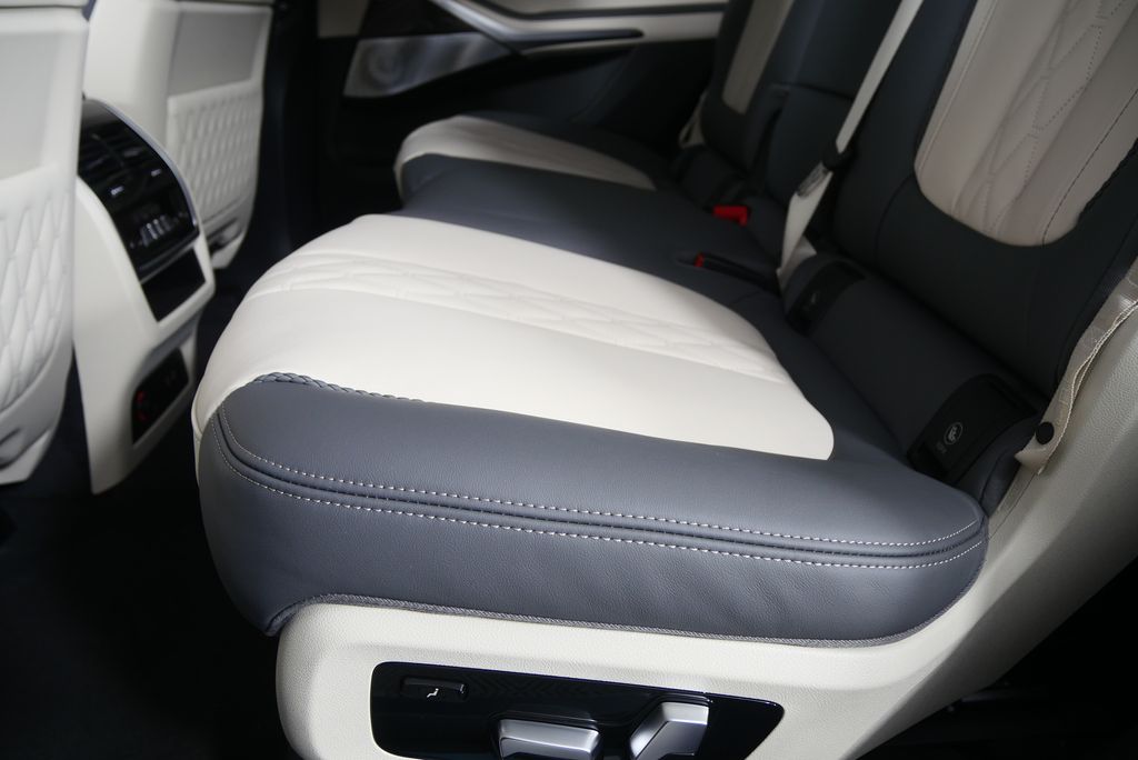 Thumbnail: 2026 BMW X7 - 16