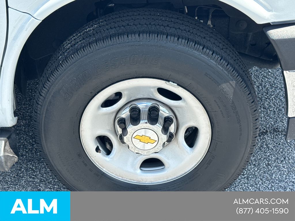 Used 2025 White Chevrolet LT image 16