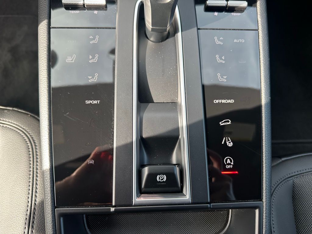 Thumbnail: 2023 Porsche Macan - 23