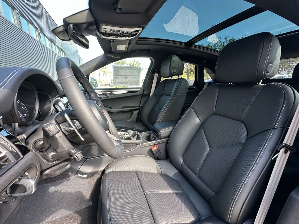 Thumbnail: 2026 Porsche Macan - 5