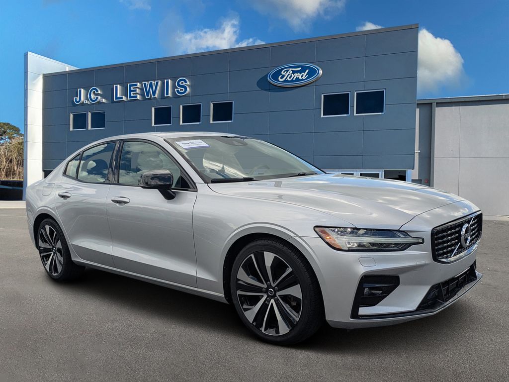 2022 Volvo S60 B5 Momentum FWD