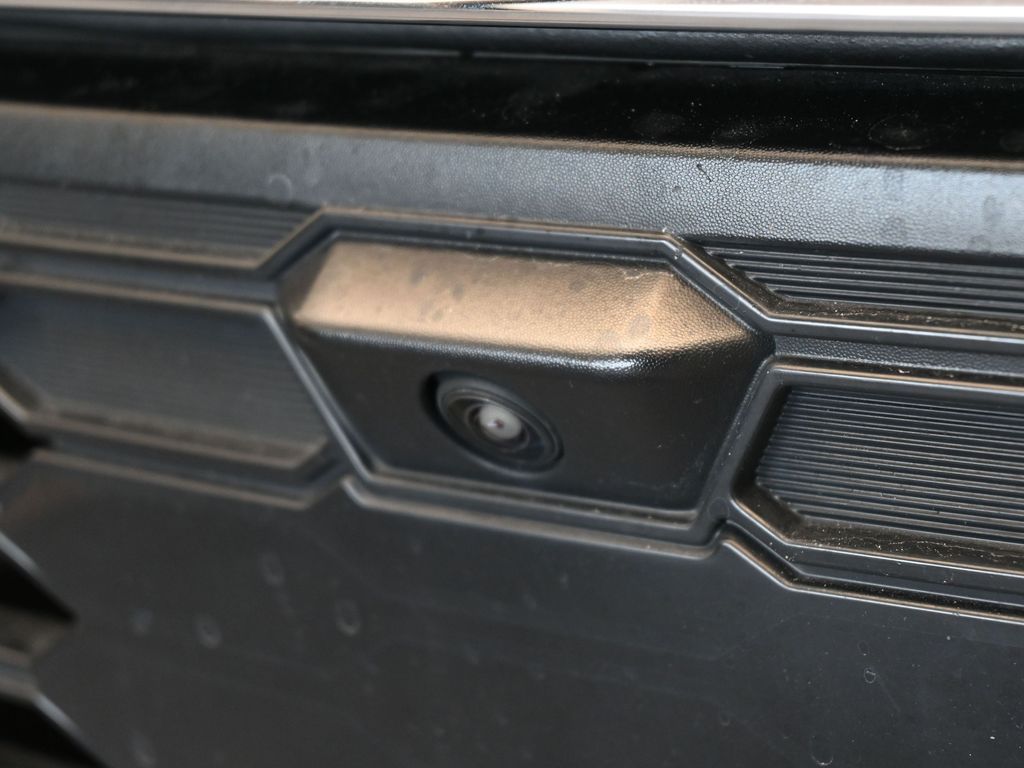 Used 2022 Silver Mitsubishi SE image 25