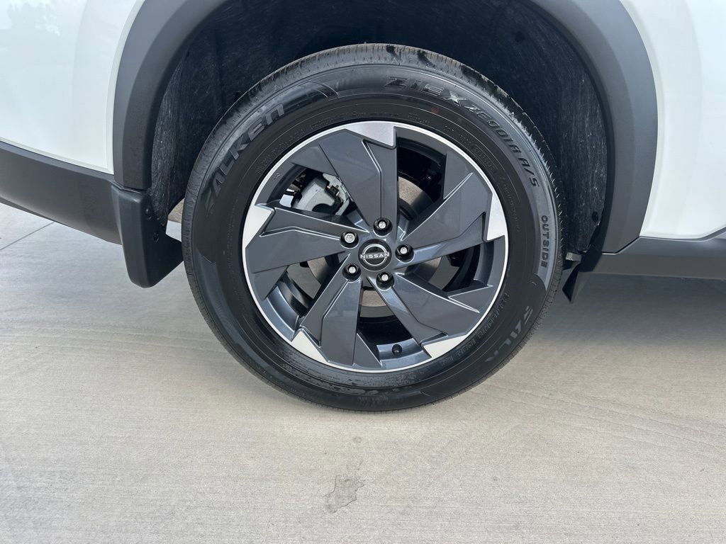 2025 Everest White Pearl Nissan Rogue SV FWD SUV